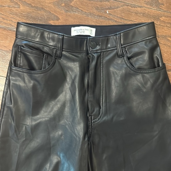 Abercrombie & Fitch 90s straight ultra high rise faux leather pants, size 6 - Picture 5 of 9